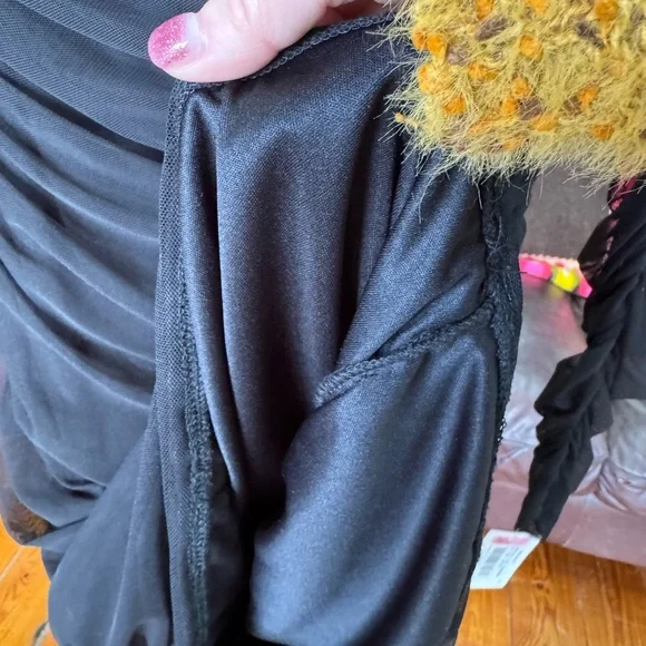 Elegant Black Dress with‎ Floral Accent - Picture 8 of 11